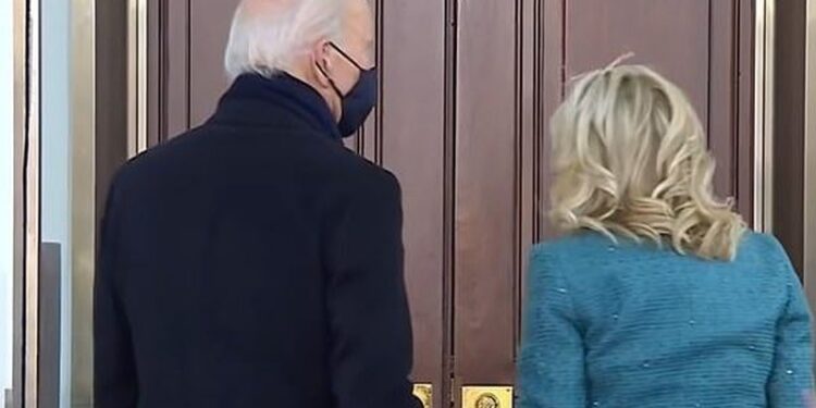 E papritur! Biden përballet me momentin e sikletshëm sapo i afrohet derës së Shtëpisë së Bardhë, publikohen pamjet që po qarkullojnë në të gjithë botën