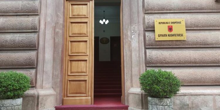 Kushtetuesja mban sot seancën e parë, gjyqtarët në test përballë presioneve politike, ngec plani i Metës për të rrëzuar zgjedhjet vendore