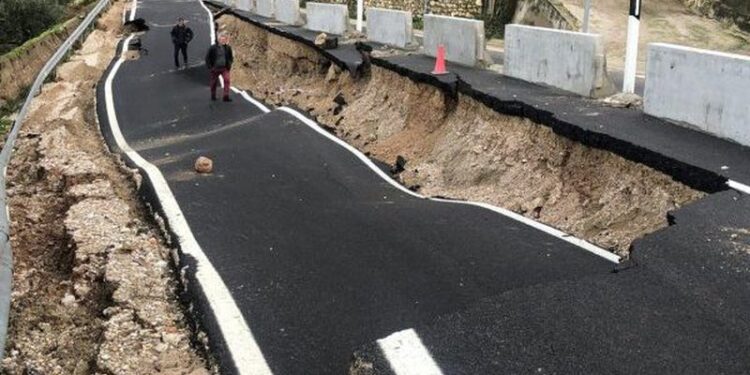 Kush është firma e njohur që e ndërtoi? Rrëshqitja e rrugës në Borsh: KLSH bën lëvizjen e shpejtë dhe firmos me urgjencë urdhrin