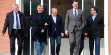 “Risi” në Parlament! Basha sakrifikon demokratët për tu bërë peshqesh edhe katër vjet si deputetë “demokot” Nard Ndokën, Agron Dukën dhe Dash Shehun! Arrihet marrëveshja me partitë vetë kryetar dhe vetë anëtar