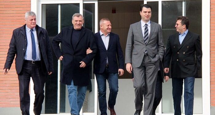 “Risi” në Parlament! Basha sakrifikon demokratët për tu bërë peshqesh edhe katër vjet si deputetë “demokot” Nard Ndokën, Agron Dukën dhe Dash Shehun! Arrihet marrëveshja me partitë vetë kryetar dhe vetë anëtar