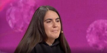E rrethuar nga varfëria, 14-vjeçarja qep këpucë gjithë natën për të siguruar bukën