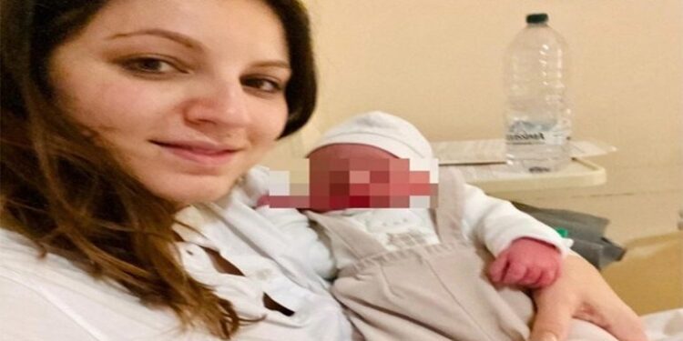 Vogëlushi shqiptar, fëmija i parë në Itali për vitin 2021 (Foto)