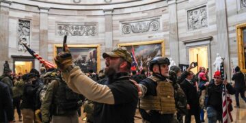 Kaosi në SHBA: Mobilizohet Garda Kombëtare, policia gjunjëzon mbështetësit e Trump