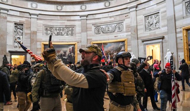 Kaosi në SHBA: Mobilizohet Garda Kombëtare, policia gjunjëzon mbështetësit e Trump