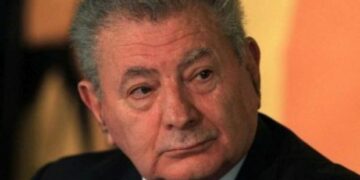 Historia tragjike e ish-ministrik grek Valyrakis: Si u arratis në 1971 nga burgu i Korfuzit dhe me not arriti në Shqipërinë e Enver Hoxhës. Dënimin e vuajti në kampin e Fierit