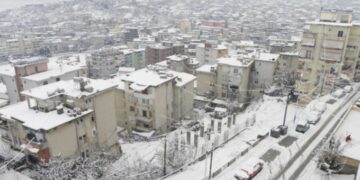Reshje të mëdha bore në Korçë, zbardhen fshatrat turistikë Voskopoja dhe Dardha