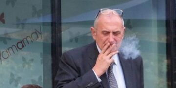 FOTO LAJM: “Përgatitjet” e LSI për fitoren e mbi 100 mandateve, Tit Vasili kapet duke luajtur bilardo