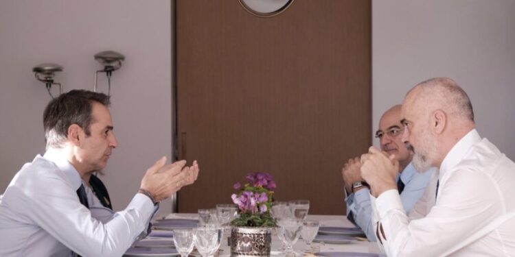 “Kathimerini” vë në gojën e një Vasili grek “vendimi” e Micotaqit: Greqia nuk e pranon propozimin e Ramës, ai do të bjerë në sy e të bëhet protagonist