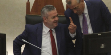 Miratimi i marrëveshjes me Pfizer, Murrizi replika me Ruçin: Që nesër deputetët të marrin informacion