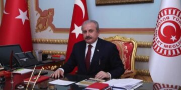 Kryeparlamentari turk viziton Shqipërinë, pas takimit me Ruçin fal namazin në xhaminë e Shkodrës. Lule te përmendorja e Hasan Riza Pashës