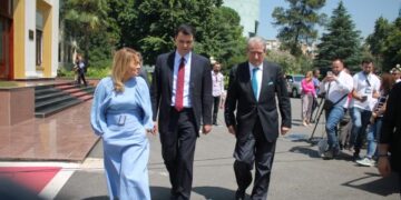 Akuza Berishës e Bashës për vjedhje ideje?! Kryemadhi: LSI e artikuloi që në 2004 taksën e sheshtë, e mori PD