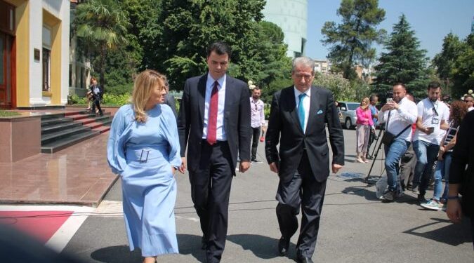 Akuza Berishës e Bashës për vjedhje ideje?! Kryemadhi: LSI e artikuloi që në 2004 taksën e sheshtë, e mori PD