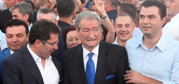 Përplasje të forta Basha-Mediu: Kreu i PR i përmend liderit demokrat raportet me Berishën dhe kërcënon me largim drejt Topallit