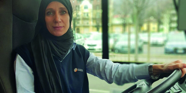 “Me shami dhe shofere autobusi në Itali”: Historia e Bukuries, shqiptares nga Kavaja që thyen stereotipet