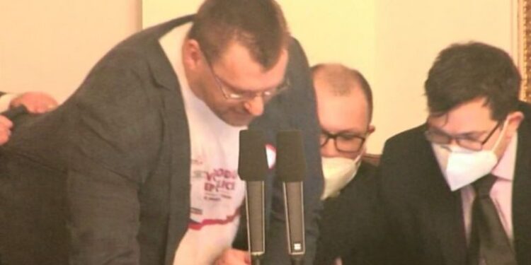 Debati në Dhomën e Ulët të Parlamentit të Çekisë u shndërrua në “ring boksi” në sallë (Video)