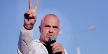 Rama nuk ndalet, i nxjerr videon Lulzim Bashës dhe bën reagimin epik: Demokratët të ngrohen në diell, i zëvendësoi me…