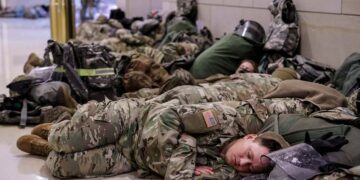 “Gjendje lufte” në SHBA”?! Foto të pabesueshme të ushtarëve të Gardës Kombëtare që e gdhijnë brenda Kongresit amerikan