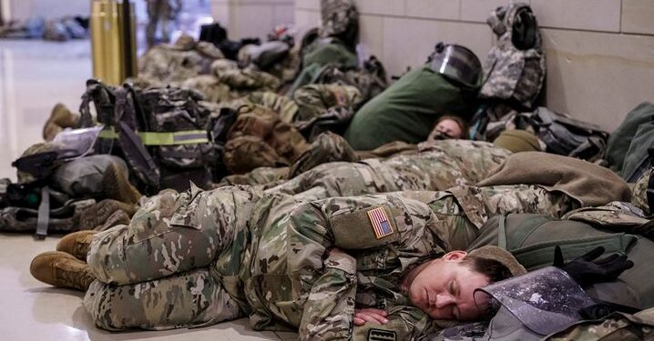 “Gjendje lufte” në SHBA”?! Foto të pabesueshme të ushtarëve të Gardës Kombëtare që e gdhijnë brenda Kongresit amerikan