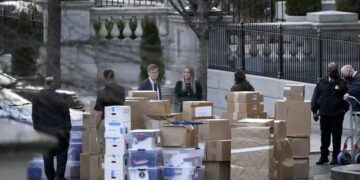 Historianët ngjisin mbrapsht dokumentet që Trump ka grisur