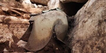 Helmeta ilire e zbuluar në Kroaci ngjall debate, arkeologët thonë se i përket luftëtarit grek