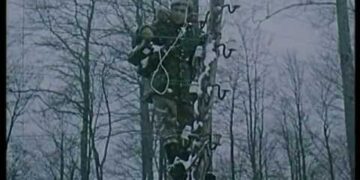 VIDEOLAJM/ “Alo Dedë’”! Si elektricisti lufton në kushtet ekstrem të motit për të risjell energjinë elektrike në Kukës