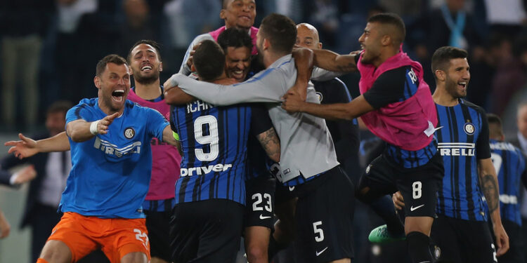 Arbitri i jep një dorë Interit, fiton derbin dhe kualifikohet në gjysmëfinale