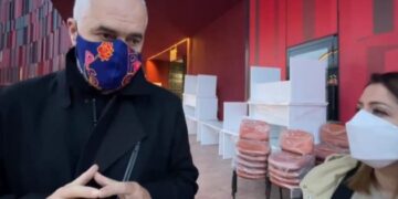“Çdo një orë 60 të vaksinuar”, gati qendra e parë e vaksinimit anti-Covid19 në Air Albania Stadium