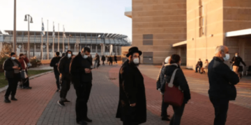 I pari në vaksinim por Izraeli s’gjen “shërim”: Gati të rindalojë trafikun ajror