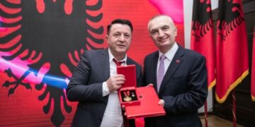 Perla e ditës: Ylli Baka vlerësohet si “Mjeshtër i Madh” nga juria kompetente e Presidencës, mes të tjerash se është gjysëm skraparli e ka miliona klikime në Youtube