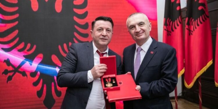 Perla e ditës: Ylli Baka vlerësohet si “Mjeshtër i Madh” nga juria kompetente e Presidencës, mes të tjerash se është gjysëm skraparli e ka miliona klikime në Youtube