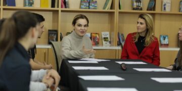 Monika që pa gdhirë mashtron fëmijët e lagjes: Rama ka varfëruar shqiptarët, ka rritur taksat dhe ka krijuar kriza njëra pas tjetrës. Thotë duroni se s’keni ç’a bëni ose ikni