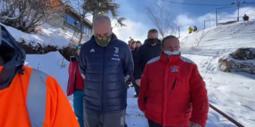 “Gjëja e parë merr avionin dhe ik”! Rama thumbon gazetarin nga Korça dhe tallet me Fevziun: Në emision merret me përgjime, Shqiprinë e zbuloi tani