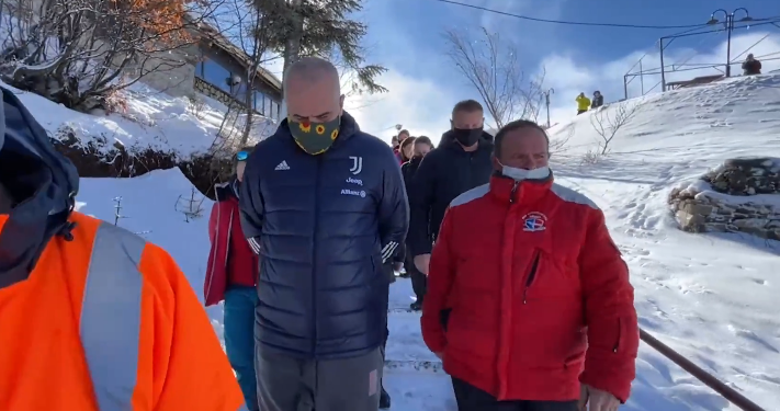 “Gjëja e parë merr avionin dhe ik”! Rama thumbon gazetarin nga Korça dhe tallet me Fevziun: Në emision merret me përgjime, Shqiprinë e zbuloi tani