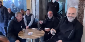 VIDEO/ “Mos u mërzit që PD-ja të mbeti në det”! Rama ngre dolli me raki: Një “gëzuar” me vlonjatët, ky kamarieri është me LSI-në që nuk vjen?
