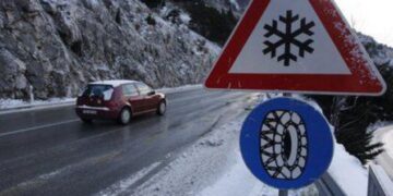 Dëborë dhe ngrica, DPSHTRR këshilla për shoferët: Mos kryeni manovra të nxituara veçanërisht në prani të dëborës, mbani zinxhirë me vete