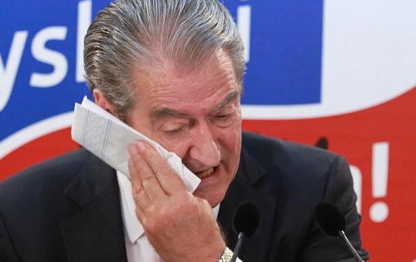 Gafa e Berishës, uron veten për festat e fundvitit, komentuesit: Administratorit s’i paska dalë akoma pija