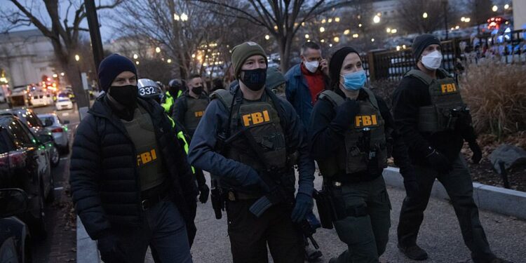 FBI thirrje qytetarëve: Na ndihmoni të identifikojmë ata që sulmuan Kongresin