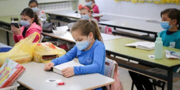 Sot rifillojnë shkollat: Mësimi do të vijojë i alternuar, në klasa dhe online