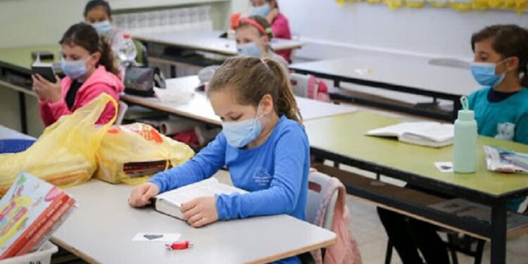 Sot rifillojnë shkollat: Mësimi do të vijojë i alternuar, në klasa dhe online