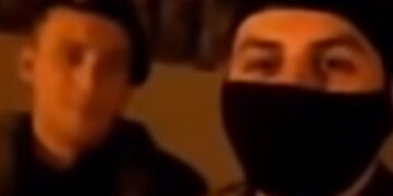 VIDEO/ Çmenden grekët, dy të rinj shqiptarë publikojnë videon ku vënë në rrjesht ushtarët grek