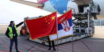 Serbia pranon 1 milionë doza të vaksinës nga Kina për të parandaluar virusin, shteti i parë europian