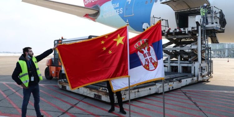 Serbia pranon 1 milionë doza të vaksinës nga Kina për të parandaluar virusin, shteti i parë europian