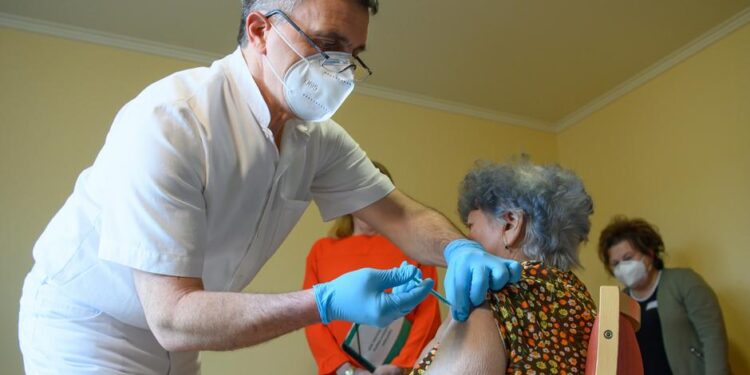 Britani, shkencëtarët pikëpyetje planit të qeverisë për shtyrjen e vaksinimit