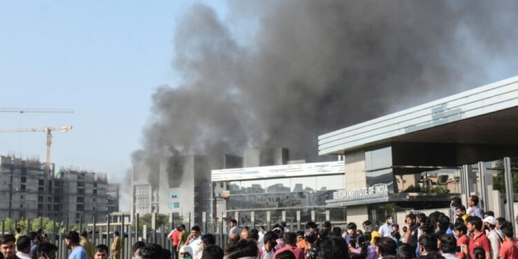 Zjarr në fabrikën më të madhe të prodhimit të vaksinave të koronavirusit