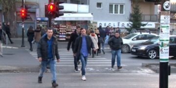 Aksidentet në Tiranë:  Këmbësorët krejtësisht injorant në fushen e qarkullimit në qytet! Nuk e njohin fare sinjalistikën horizontale dhe vertikale
