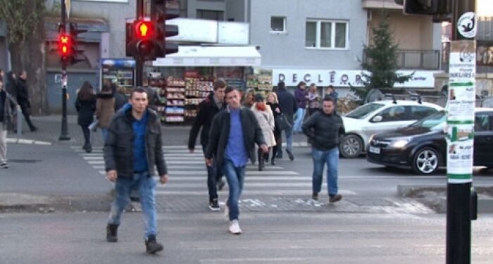 Aksidentet në Tiranë: Këmbësorët krejtësisht injorant në fushen e qarkullimit në qytet! Nuk e njohin fare sinjalistikën horizontale dhe vertikale
