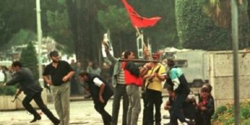 “Plumbat depërtuan deri në sallën e qeverisë”! Fatos Nano bën publike detajet tronditëse: Babain ma sulmuan me granata!