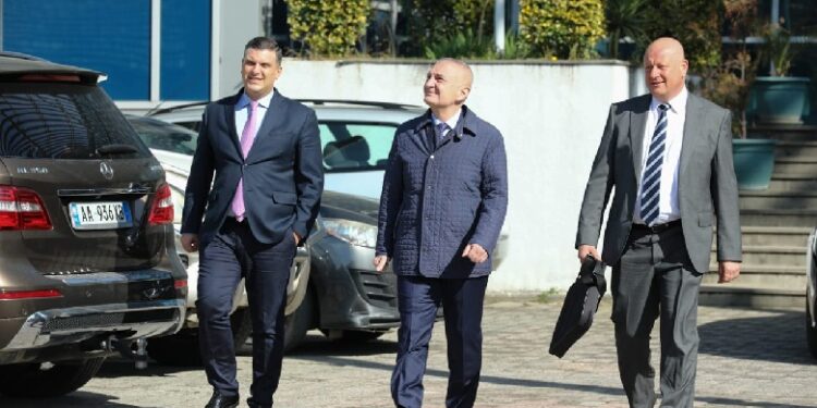 Shurrtore e Metës dhe PD?! SPAK përgjigju: “Thyeja hundët amerikanëve” që japin dekorata pa pyetur Metën personit që po hetoni, Ardian Dvorani