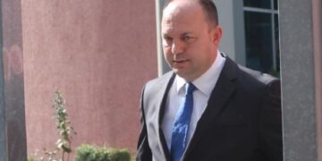 Ish-drejtori i Bashës i ndaluar për dhunë, Florenc Hoxha kërcënon komentuesin me fjalor rruge: Po sikur ti shker***j unë ty çfarë të kesh!